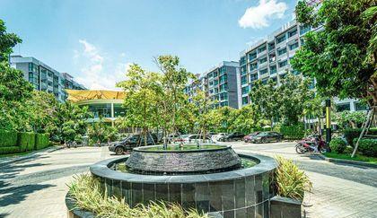 Dusit Grand Park — entrance plaza fountain
